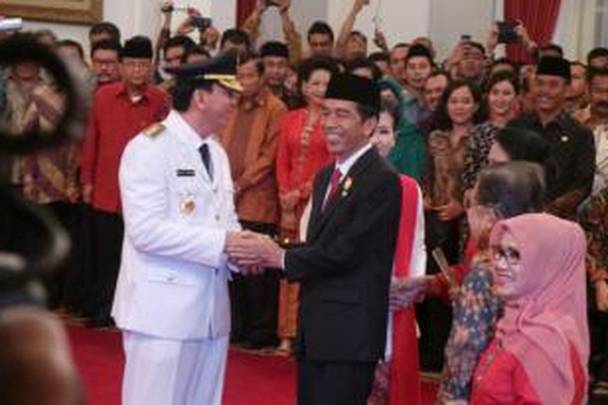 Presiden Joko Widodo memberi selamat kepada Basuki Tjahaja Purnama yang baru saja dilantik sebagai Gubernur DKI Jakarta di Istana Negara, Rabu (19/11/2014).