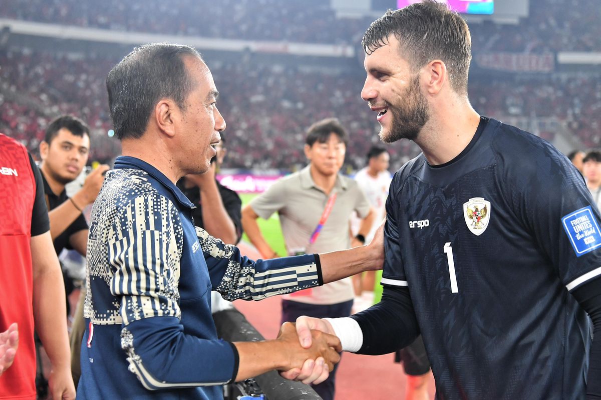 Presiden Joko Widodo menyalami kiper naturalisasi Indonesia, Maarten Paes, yang ambil bagian di pertandingan Indonesia vs Australia dalam laga grup C putaran ketiga Kualifikasi Piala Dunia 2026 di Stadion Gelora Bung Karno, Senayan, Selasa (10/9/2024) malam. 