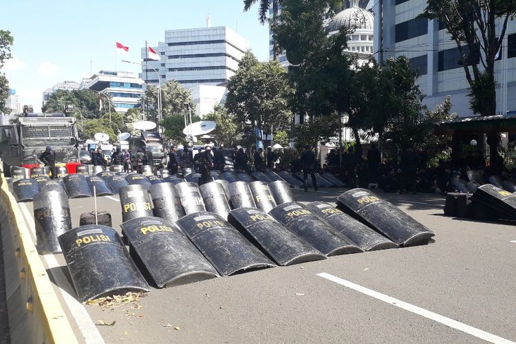 Suasana di Jalan Medan Merdeka Barat dekat Gedung Mahkamah Konstitusi, Jumat (24/5/2019).