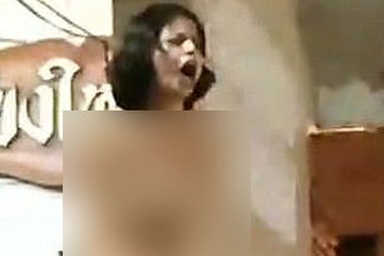Mabuk, Turis Wanita Telanjang Panjat Kuil Buddha Sambil Mengomel