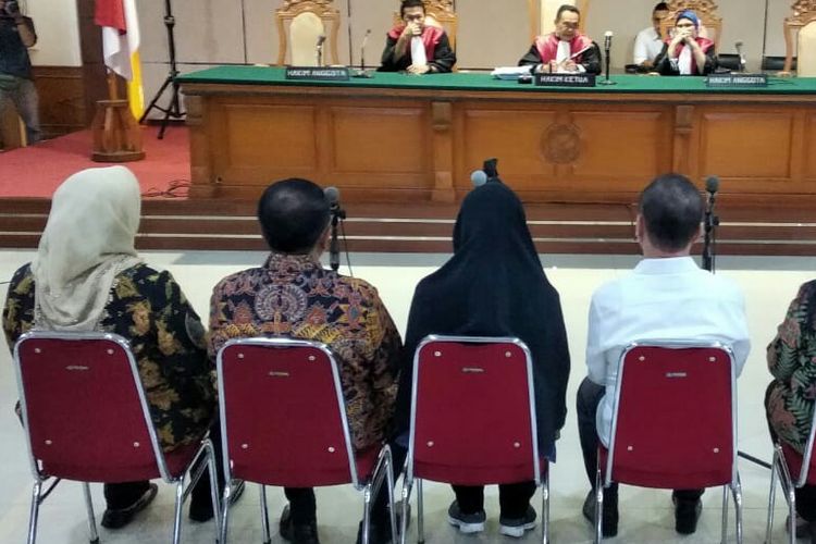 Bupati Bekasi Non-aktif Neneng Hasanah Yasin dan 4 anak buahnya tengah mendengarkan vonis yang dijatuhkan hakim.