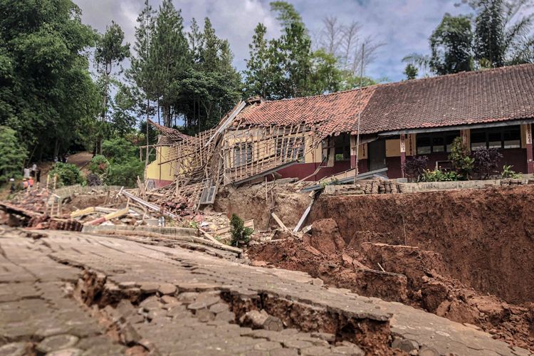 Bangunan SDN I Babakan Talang di Kampung Cigombong, Desa Cibedug, Kecamatan Rongga, Kabupaten Bandung Barat (KBB), Jawa Barat ambruk pada Kamis (29/2/2024).