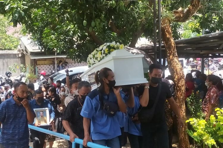 Jenazah Iwan Boedi Prasetijo saksi korupsi di Semarang dimakamkan dengan anggota tubuh tak lengkap. Kamis (22/9/2022)