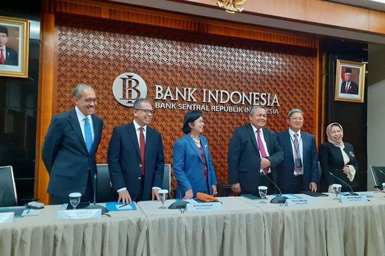 Gubernur BI Perry Wajiyo (ketiga kanan) memaparkan hasil Rapat Dewan Gubernur tanggal 18-19 Desember 2019 di Jakarta, Kamis (19/12/2019).