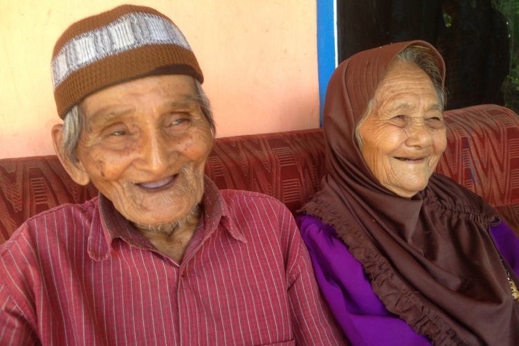 Pasangan suami istri Ponco Sentono (kiri) dan Ponco Sutiyem (95) saat ditemui di kediaman mereka di Dusun Batusari, Desa Kampung, Kecamatan Ngawen, Gunungkidul, Yogyakarta. Mbah Ponco Sutiyem menjadi salah satu nomine kategori Best Actress dalam ajang ASEAN International Film Festival and Awards (AIFFA) 2017, melalui aktingnya dalam film Ziarah yang disutradarai BW Purba Negara.