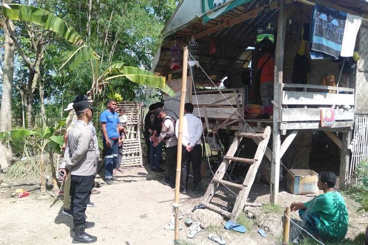 Polisi saat olah TKP jasad pria yang ditemukan tewas di emperan gubuk sawah, Selasa (1/11/2022).