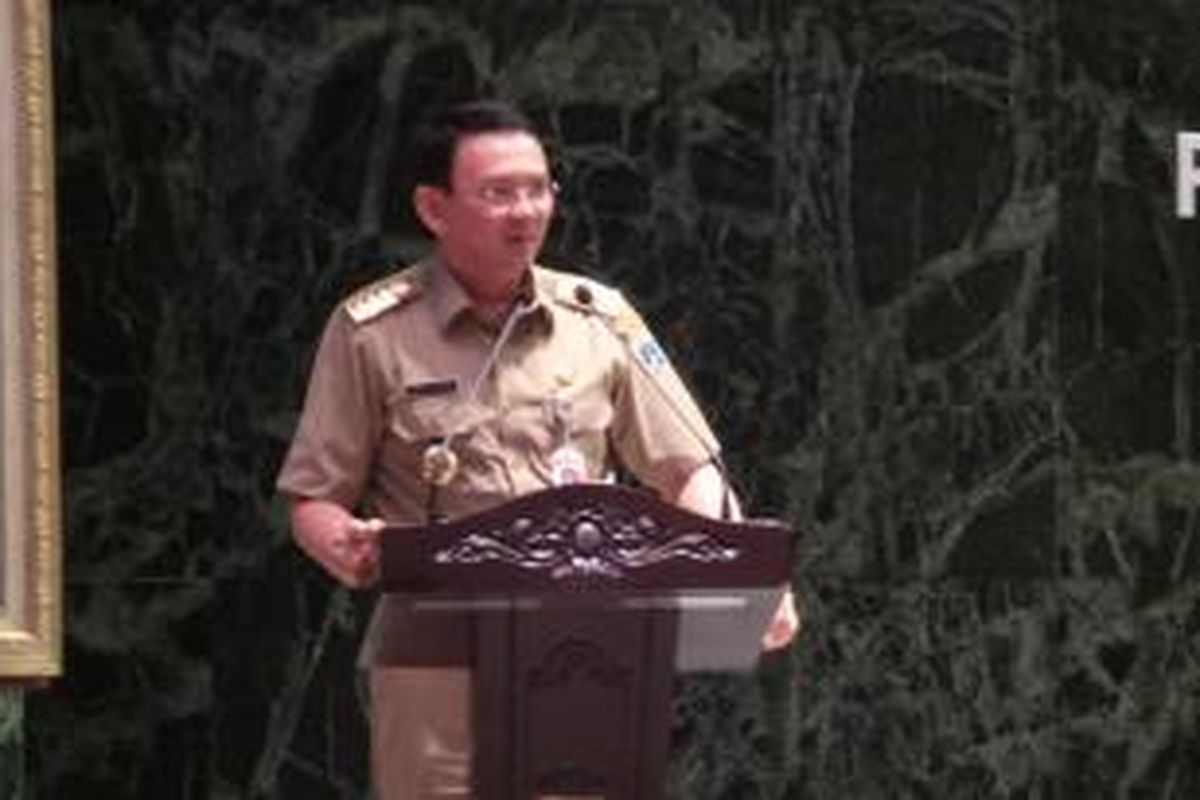 Gubernur DKI Jakarta Basuki Tjahaja Purnama saat meluncurkan tiga layanan terbaru BPTSP DKI, di Balai Agung, Balai Kota, Selasa (12/1/2016). 