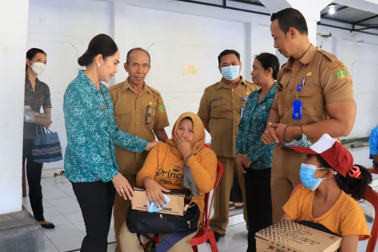 Ketua Tim Penggerak Pemberdayaan Kesejahteraan Keluarga (TP PKK) Kabupaten Jembrana Candrawati saat membagikan bantuan berupa beras bagi penyandang disabilitas, peralatan sekolah bagi anak sekolah, beras untuk anak terlantar di luar panti, dan sembako untuk perempuan rawan sosial ekonomi (janda kurang mampu) di lima desa yang ada di Kecamatan Melaya, Senin (15/8/2022).
