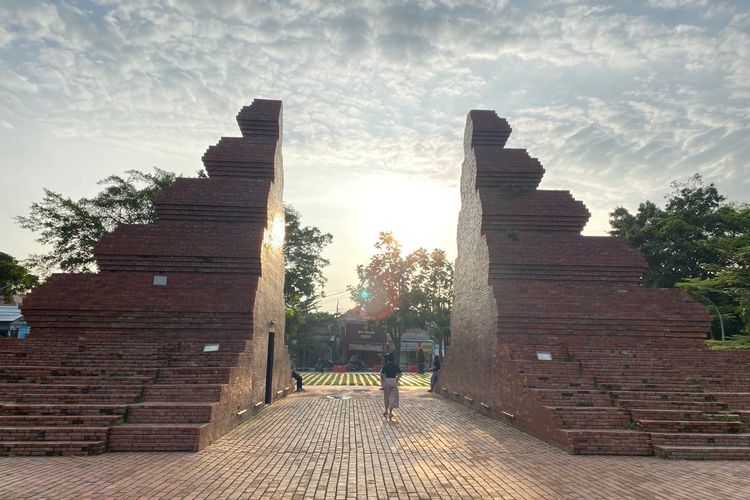 Nampak gapura Candi Bentar di Alun-alun Kejaksan di Cirebon, Jawa Barat. 