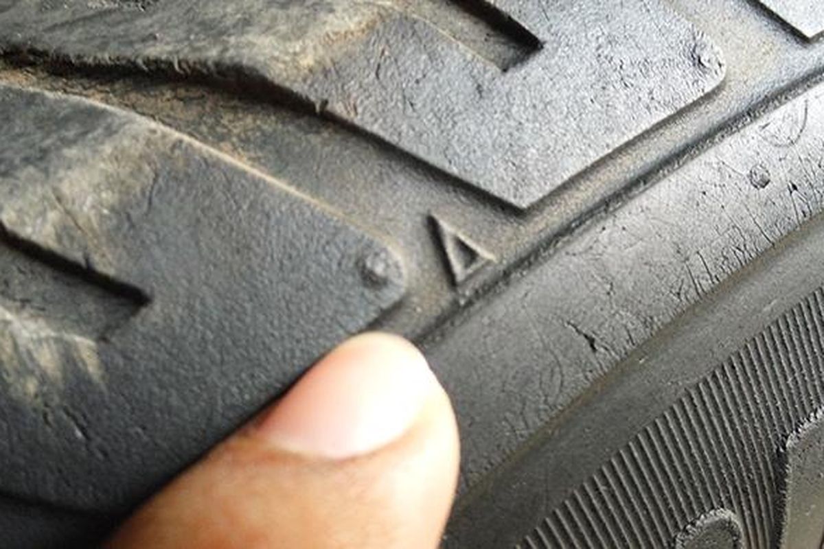 Segitiga Tire Wear Indicator (TWI) untuk memeriksa kelayakan ban