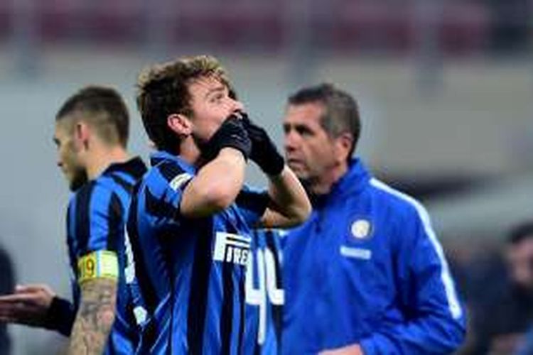 Pemain Inter Milan, Adem Ljajic, melakukan selebrasi usai membobol gawang Palermo, pada laga lanjutan Serie A di Stadion Giuseppe Meazza, Minggu (6/3/2016).