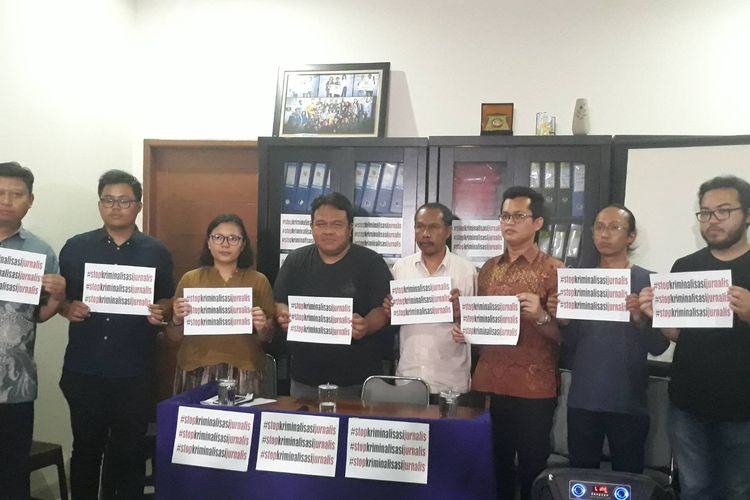 Konferensi pers terkait penetapan tersangka Dandhy Dwi Laksono di Kantor AJI Indonesia, Jakarta Selatan, Jumat (27/9/2019).