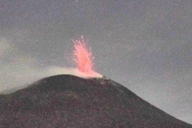 Foto: Gunung Ile Lewotolok lontarkan lava pijar setinggi 500 meter pada Minggu (7/5/2023) pukul 23.02 Wita.