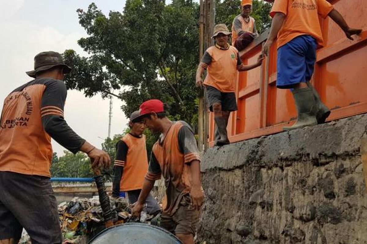 Petugas Unit Pelaksana Kerja (UPK) Badan Air Dinas Kebersihan Kali Sentiong, Jakarta Pusat.