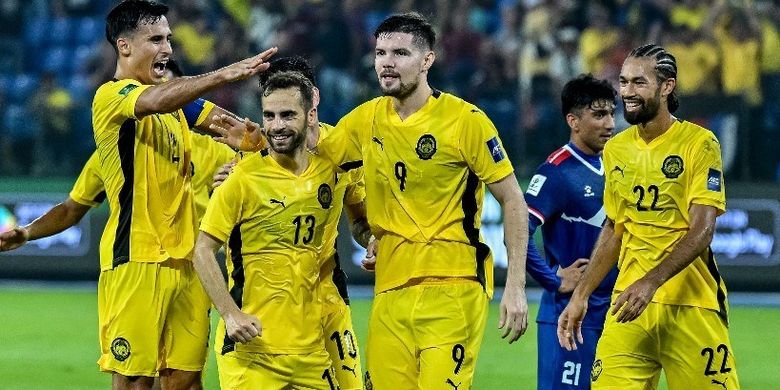Pemain naturalisasi Timnas Malaysia, Hector Hevel (nomor 13), merayakan gol bersama rekan-rekannya pada laga Kualifikasi Piala Asia 2027 kontra Nepal di Stadion Sultan Ibrahim di Johor pada 25 Maret 2025.