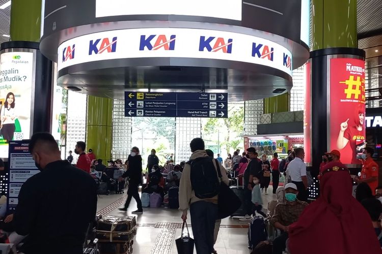 Suasana Stasiun Gambir, Jakarta Pusat dipadati oleh pemudik jelang Lebaran 2022, Sabtu (30/4/2022).