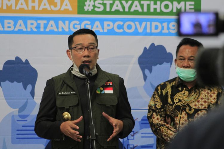 Gubernur Jawa Barat Ridwan Kamil saat menggelar konferensi pers usai rapat bersama Ketua DPRD Jawa Barat Taufik Hidayat bersama pimpinan fraksi di Gedung Sate, Jalan Diponegoro, Kamis (26/3/2020).