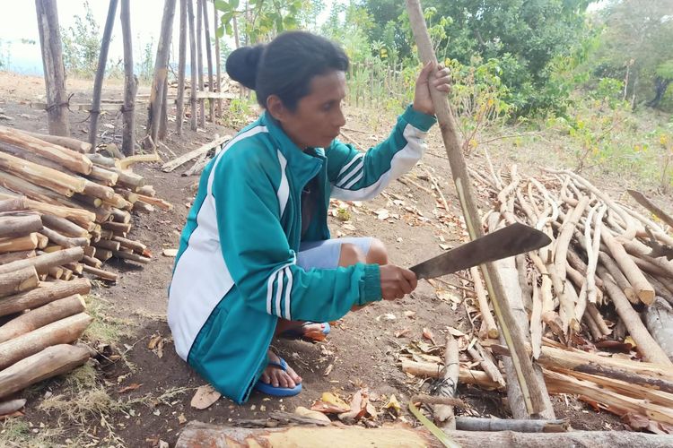 Foto : Anastasia Mbela (52), warga Kelurahan Satar Peot, Kecamatan Borong, Kabupaten Manggarai Timur, NTT, saat ditemui Kompas.com, Rabu (5/8/2020).