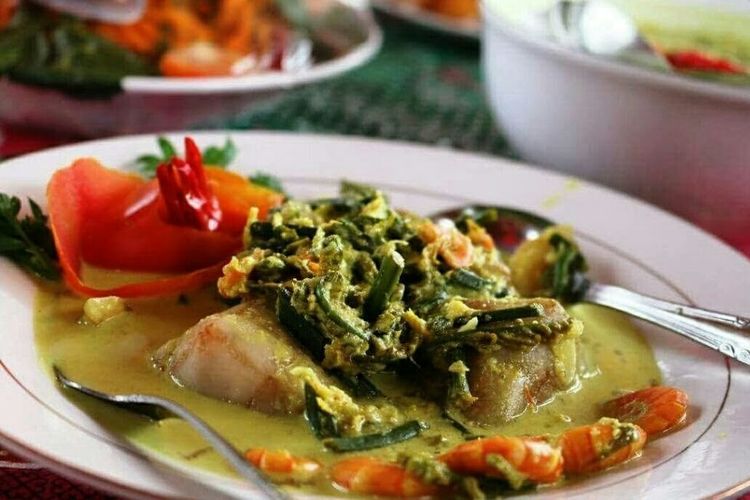 Katupek Gulai Paku