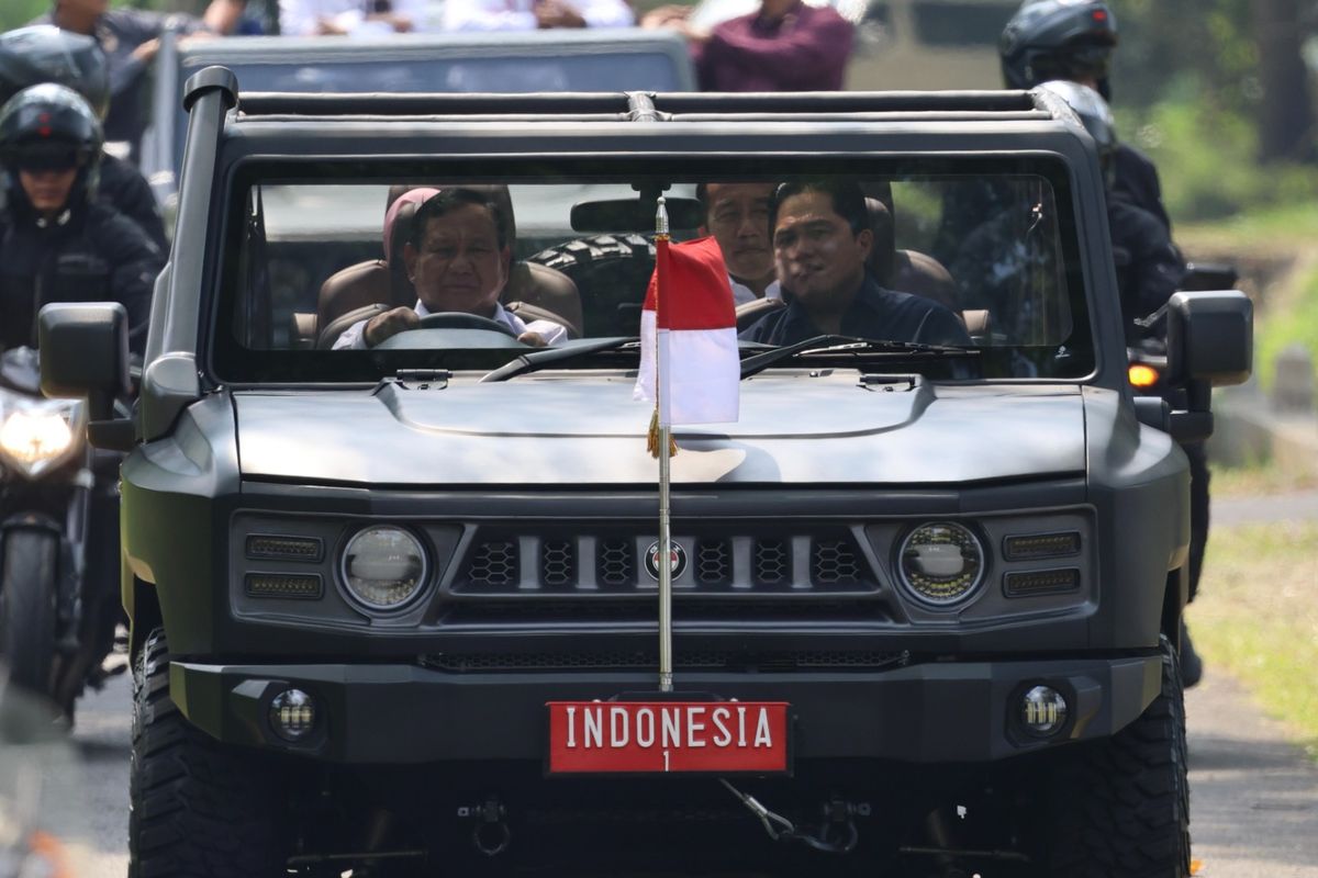 
Presiden RI Joko Widodo (Jokowi) bersama Ibu Negara Iriana Jokowi naik kendaraan taktis (rantis) Maung 4x4. Keduanya disopiri Menteri Pertahanan Prabowo Subianto dan ditemani oleh Menteri BUMN Erick Thohir, saat meninjau gudang munisi milik PT Pindad di Turen, Malang, Jawa Timur, Senin (24/7/2023).
