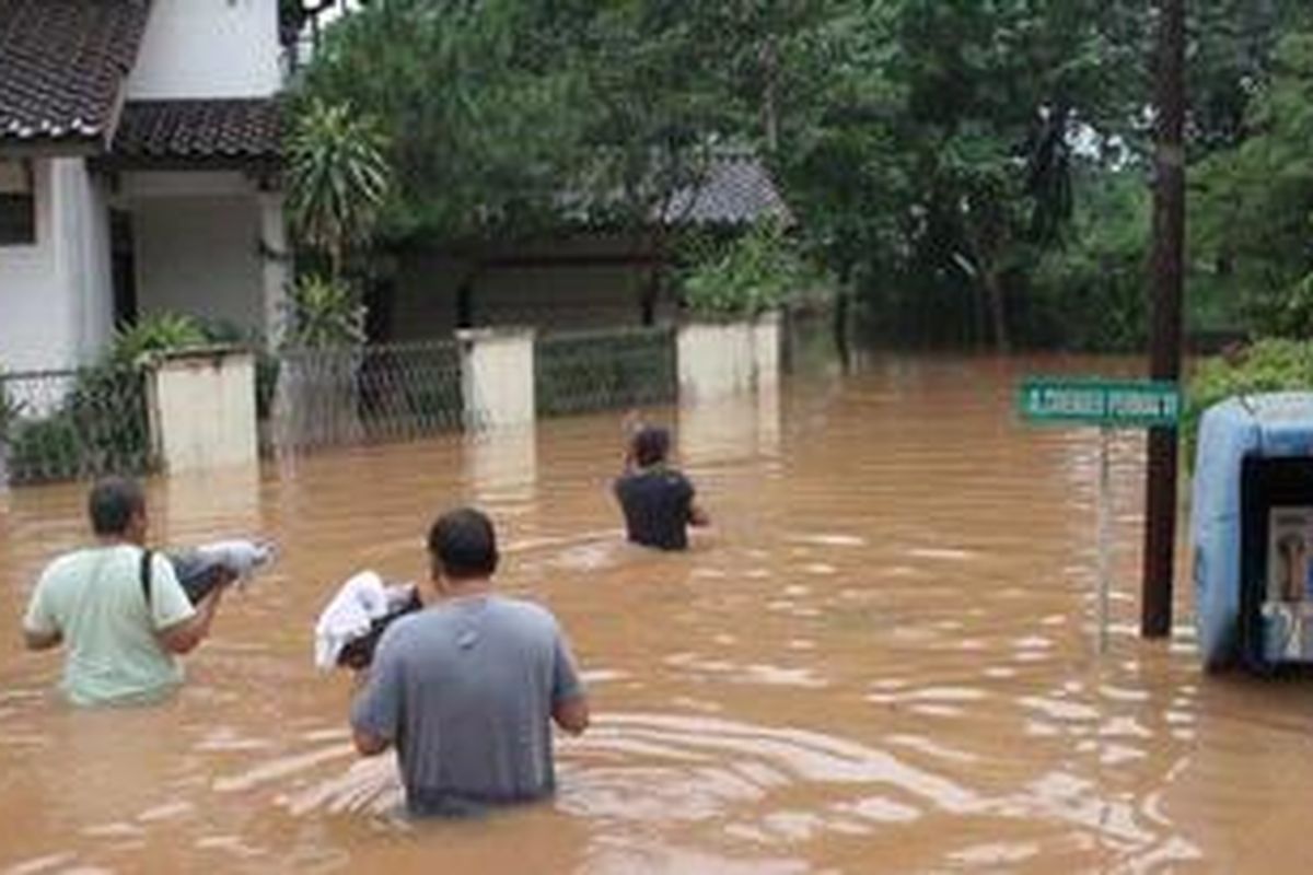 Ratusan rumah di Perumahan Cirendeu Permai, Ciputat, Tangerang Selatan, terendam banjir setinggi hingga hampir dua meter akibat meluapnya Sungai Pesanggrahan, Kamis (22/11/2012). Sejumlah warga tengah berusaha mencari tempat yang tinggi untuk menghindari banjir.