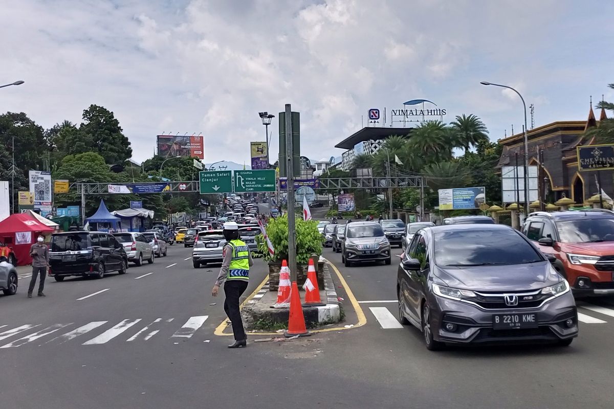 Situasi arus lalu lintas di jalur Puncak Bogor, Jawa Barat, Selasa (3/5/2022).