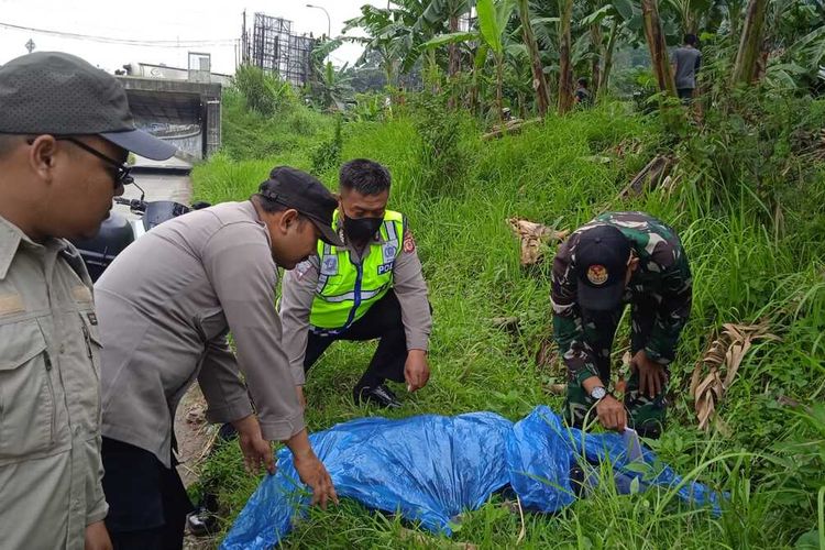 Anggota Bhabinkamtibmas Polsek Gunung Putri sedang mengevakuasi korban kecelakaan lalu lintas akibat mengadang truk di Exit Tol Gunung Putri, Kabupaten Bogor, Jawa Barat, Sabtu (14/1/2023).