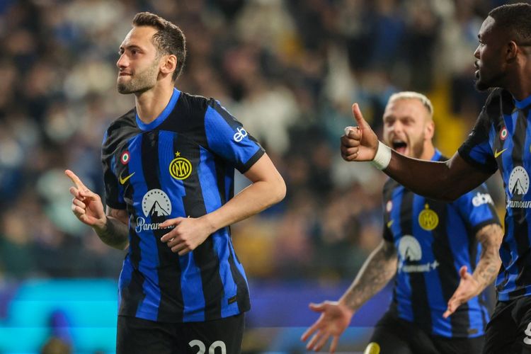 Hakan Calhanoglu (kiri) merayakan gol penalti dalam pertandingan Inter Milan vs Lazio pada semifinal Piala Super Italia di Stadion Al-Awwal Park, Riyadh, Arab Saudi, Sabtu (20/1/2024) dini hari WIB. (Photo by AFP)