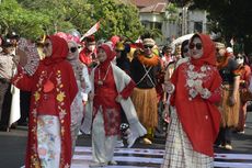 Lenggak-lenggok ala Citayam Fashion Week Warga Persada Raya di Bekasi