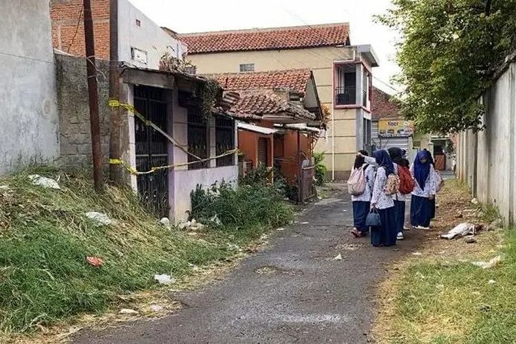 Rumah tempat ditemukannya dua kerangka manusia menarik perhatian warga.