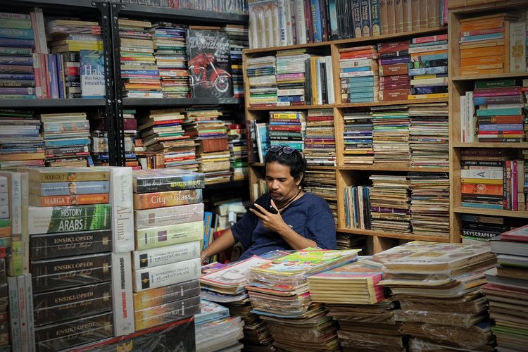 Potret salah satu kios buku bekas di basement mal Blok M Square, Jakarta Selatan, Senin (30/6/2025). 