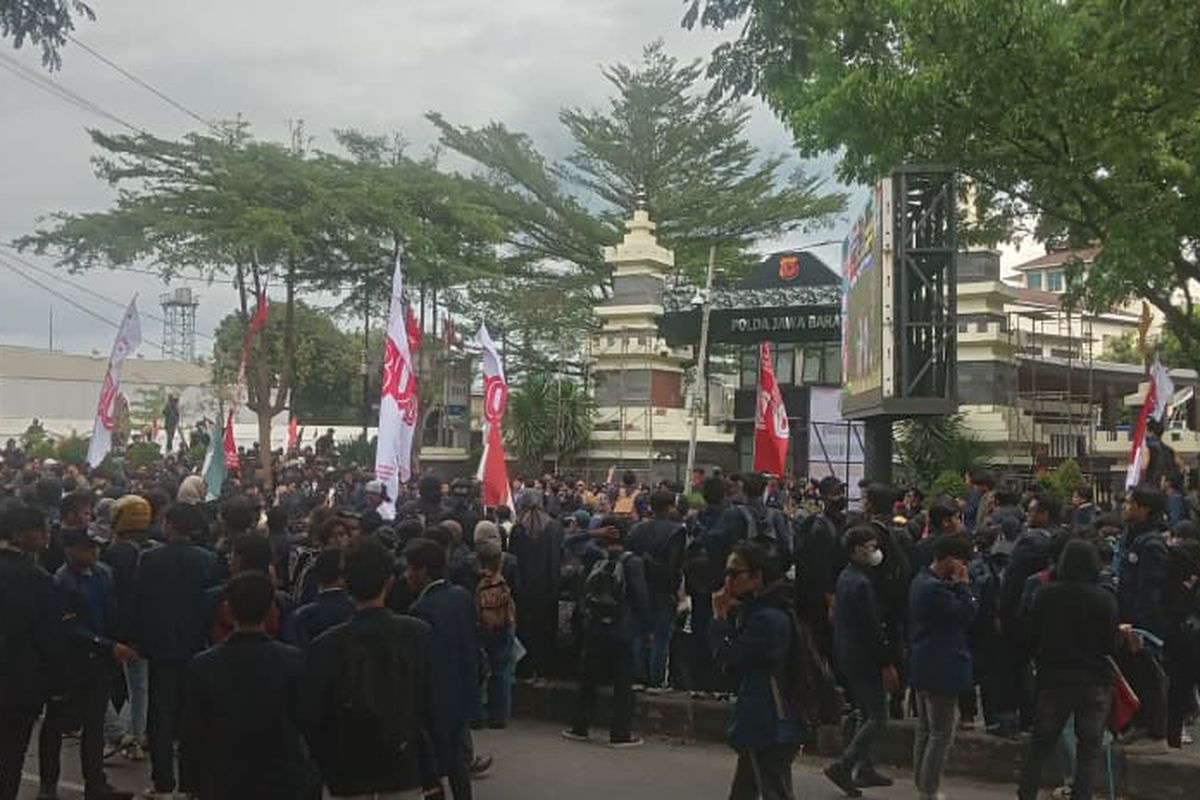Sejumlah mahasiswa dari berbagai kampus di Bandung menggelar aksi unjuk rasa di depan Mapolda Jawa Barat, Jalan Soekarno-Hatta, Jumat (29/8/2025). Aksi tersebut merupakan bentuk kekecewaan atas kinerja aparat kepolisian setelah insiden yang menewaskan Affan Kurniawan, pengendara ojek online di Jakarta saat mengikuti demonstrasi sehari sebelumnya.