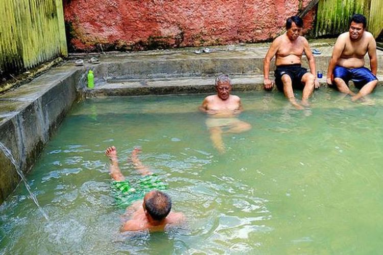 Pengunjung berendam di kolam umum pemandian air panas Gunung Pancar, Bogor, Rabu (13/4/2016). Untuk masuk ke obyek wisata alam ini, pengunjung membayar biaya masuk Rp 5.000 per orang.
