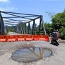 Hemat Waktu, Warga Nekat Lewati Jembatan Rusak di Lombok Barat