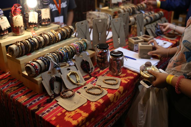 Suvenir-suvernir khas Indonesia dijual dalam ajang Indofest 2017 di Jakarta Convention Center (JCC), Senayan, Jakarta, Jumat (12/5/2017). Festival kegiatan alam bebas ini akan berlangsung hingga 14 Mei mendatang dengan berbagai kegiatan seperti bazaar, talkshow, workshop, permainan ketangkasan dan kegiatan menarik lainnya.