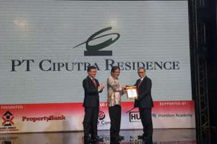 Direktur Utama PT Ciputra Residence Budiarsa Sastrawinata menerima penghargaan untuk kategori pengembang terbaik Indonesia Property and Bank Awards 2016, Kamis (18/8/2016).