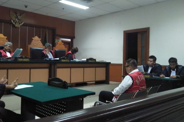 Artis peran dan pembawa acara Deron Eka alias Reza Bukan menjalani sidang lanjutan dugaan kasus narkoba di Pengadilan Negeri Jakarta Barat, kawasan Slipi, Kamis (14/2/2019). 