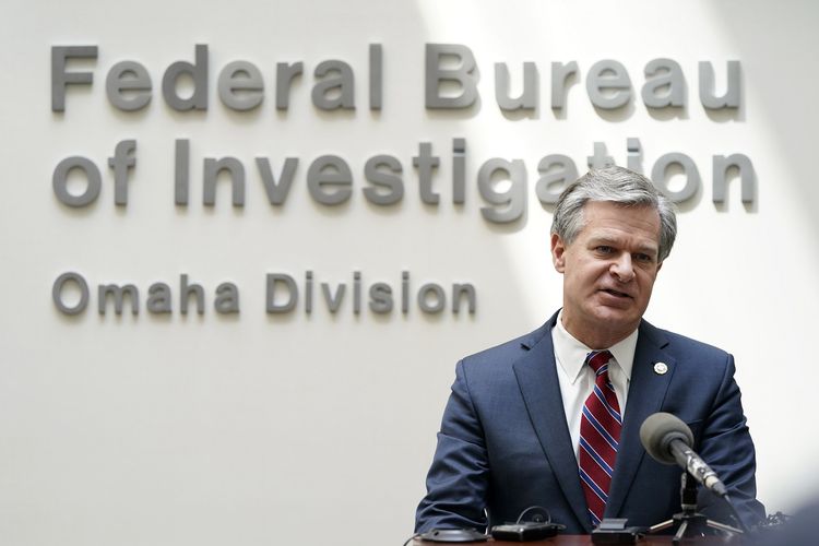 Direktur FBI Christopher Wray saat berbicara di konferensi pers pada Rabu (10/8/2022) di Omaha, Nebraska.