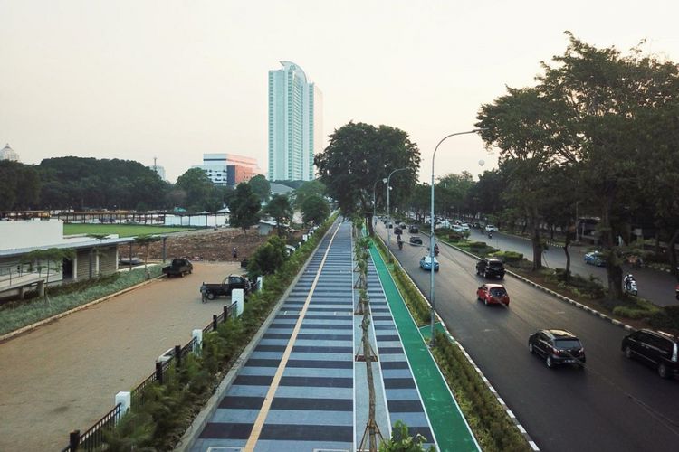 Jalur pedestrian di kawasan kompleks olahraga Gelora Bung Karno (GBK) setelah ditata menjelang Asian Games 2018.