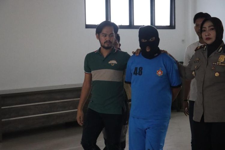 Polisi mengungkap kasus perdagangan satwa dilindungi di wilayah Jonggol, Kabupaten Bogor, Jawa Barat. Satu orang pelaku berinisial SM (36) berhasil ditangkap.
