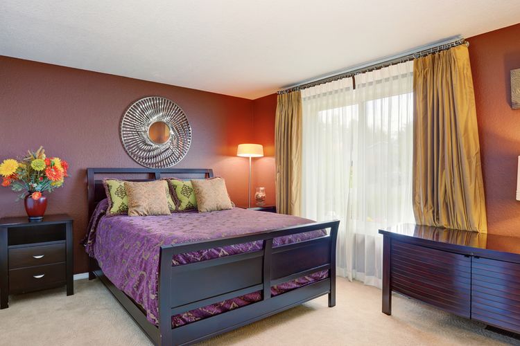 Ilustrasi kamar tidur dengan nuansa warna ungu.