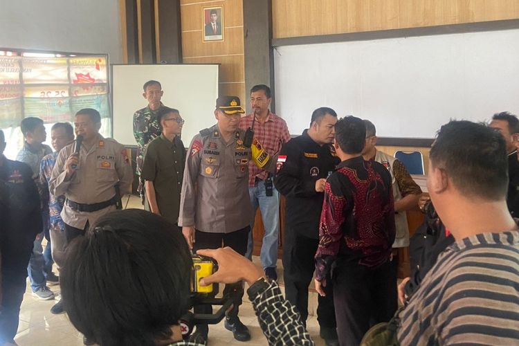 Sejumlah warga mendesak Ketua PPK Jatibarang, Brebes, Jawa Tengah mundur dari jabatannya setelah diduga memihak salah satu Caleg dengan mendatangi kantor sekretariat PPK setempat, Kamis (11/1/2024). (Dok. Warga)