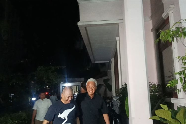 Calon presiden (capres) nomor urut 3, Ganjar Pranowo saat mendatangi kediaman ekonom senior Emil Salim di kawasan Taman Patra, Kuningan, Jakarta Selatan pada Sabtu (27/1/2024) malam.