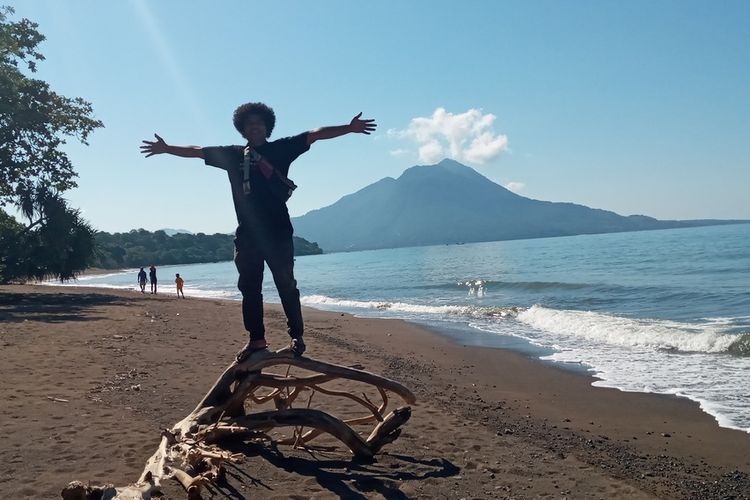 Wisatawan lokal sedang berwisata di Pantai Toka, Jumat, (23/4/4/2021). (KOMPAS.com/MARKUS MAKUR)