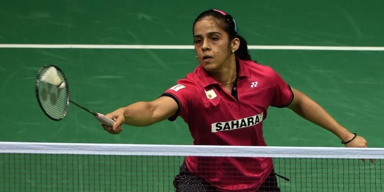 Pebulu tangkis India, Saina Nehwal, mengembalikan kok dari Hanna Ramadini (Indonesia) pada perempat final India Terbuka di Siri Fort Sports Complex, New Delhi, Jumat (27/3/2015).