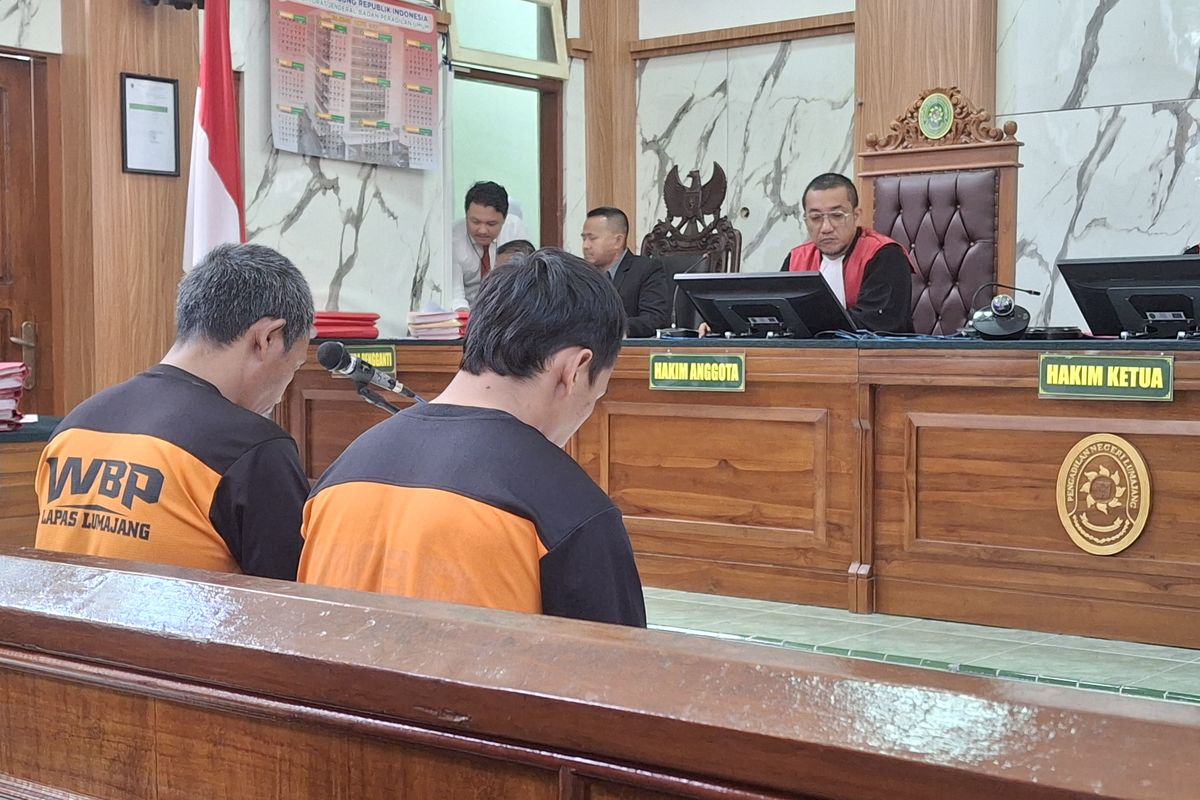 Tomo dan Tono, ayah anak sedang dengarkan pembacaan vonis dari hakim, Selasa (29/4/2025)