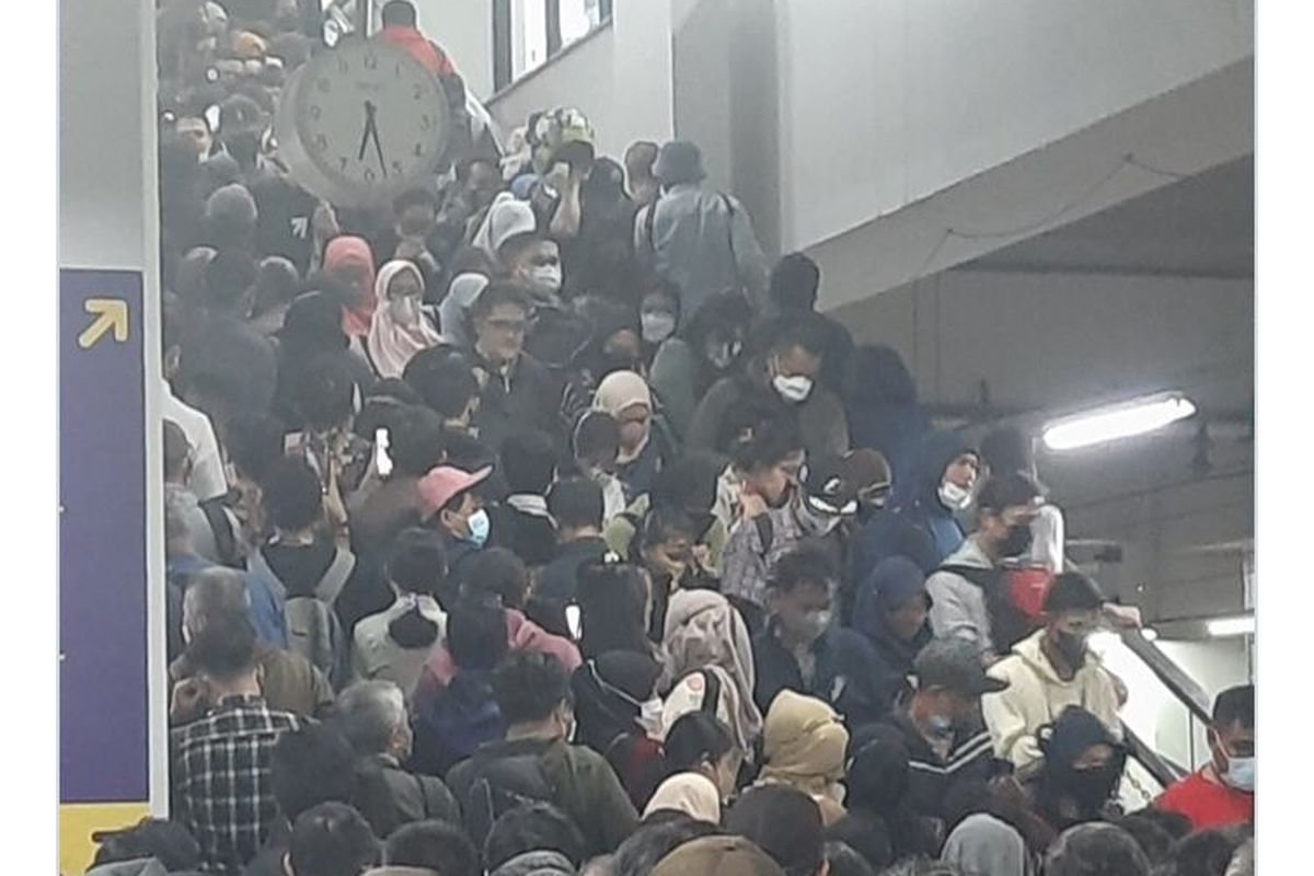 Kondisi penumpang yang menumpuk di Stasiun Manggarai pada Rabu (25/1/2023).