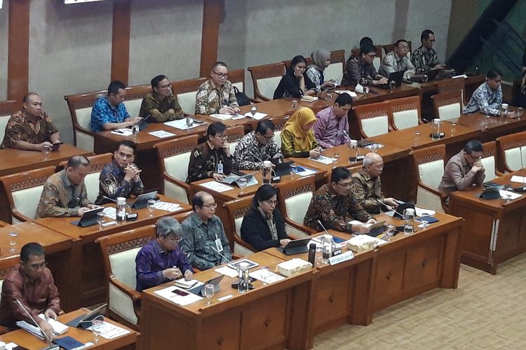 Menteri Keuangan Sri Mulyani Indrawati dan jajaran eselon I Kementerian Keuangan ketika melakukan rapat kerja dengan Komisi XI DPR RI di Jakarta, Selasa (28/1/2020).