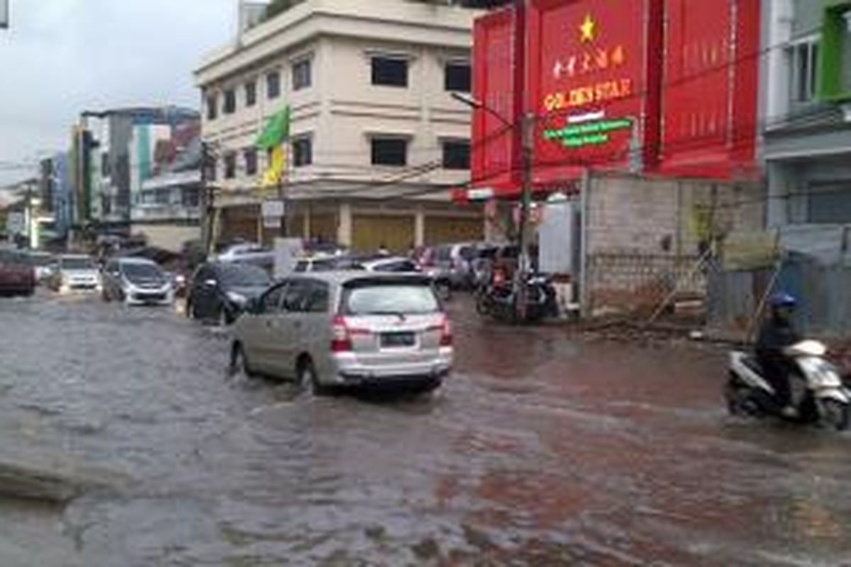 Genangan air di kawasan Taman Ratu, Jakarta Barat.