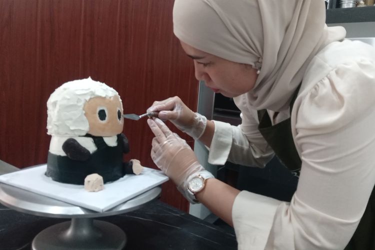 Noviana (35), perajin kue di Cianjur, Jawa Barat, ini tengah mengerjakan detaii pesanan kue dengan karakter Labubu, boneka yang sedang viral dan tren saat ini